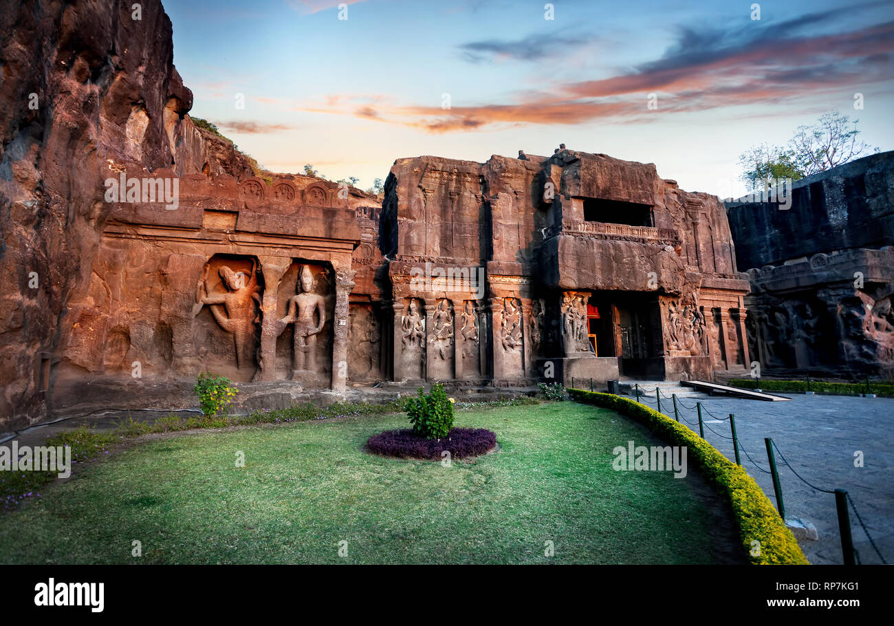 Ellora Höhleneingang in Kailash Tempel mit alten geschnitzten Mauer in der Nähe von Aurangabad, Maharashtra, Indien Stockfoto