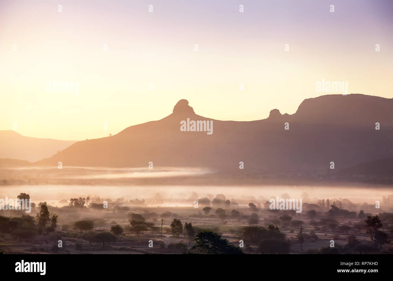 Foggy Mountain Valley bei Sonnenaufgang im Dorf in Nasik, Maharashtra, Indien Stockfoto