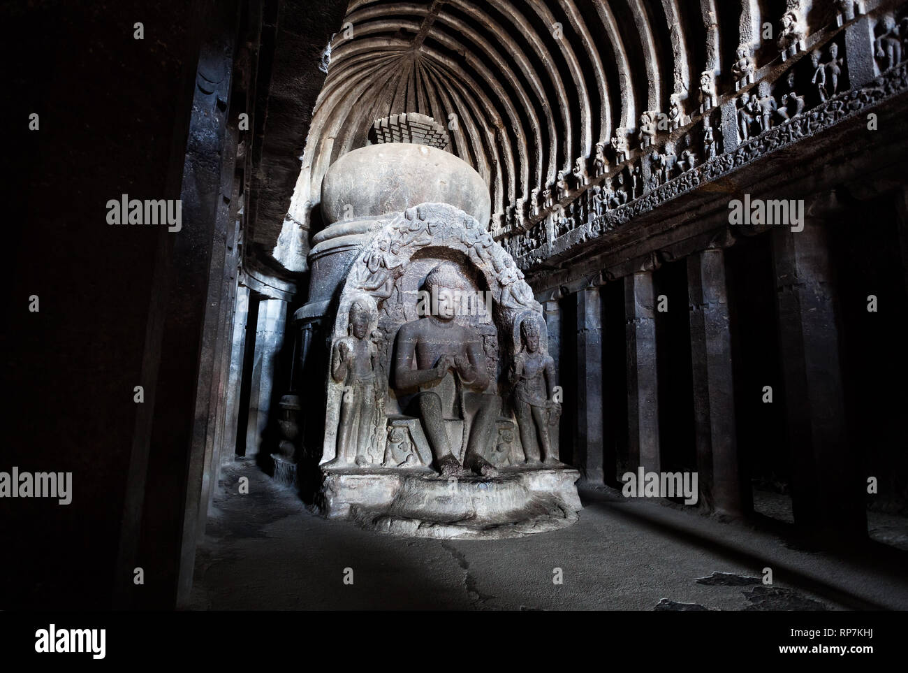 Geschnitzte Statuen von Buddha im großen Saal mit Säulen in Ellora Höhle in der Nähe von Aurangabad, Maharashtra, Indien Stockfoto