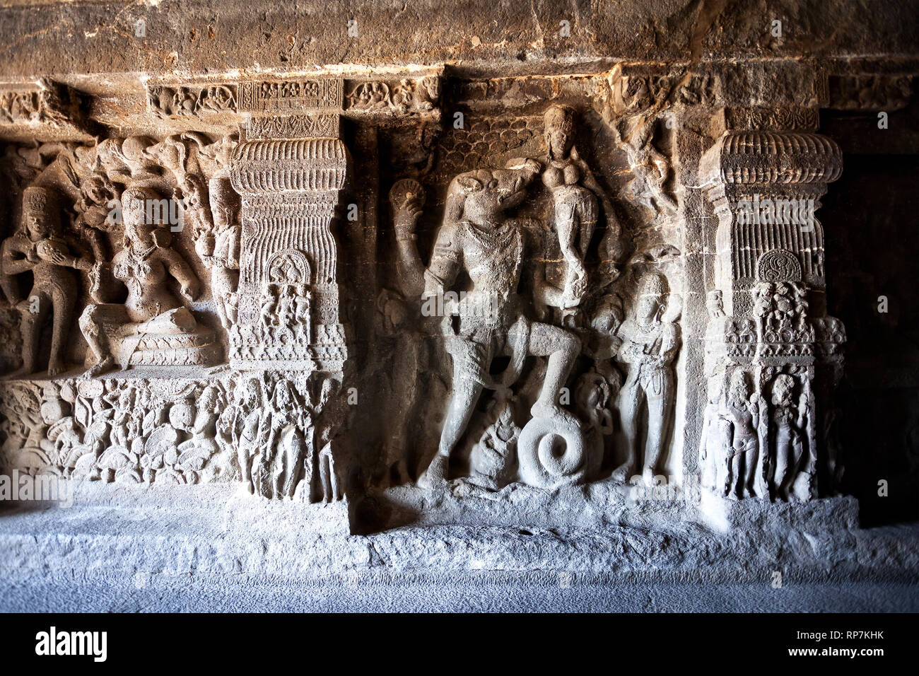 Geschnitzte Statuen von Schwein und Göttin im Alten besrelief in Ellora Höhle in der Nähe von Aurangabad, Maharashtra, Indien Stockfoto