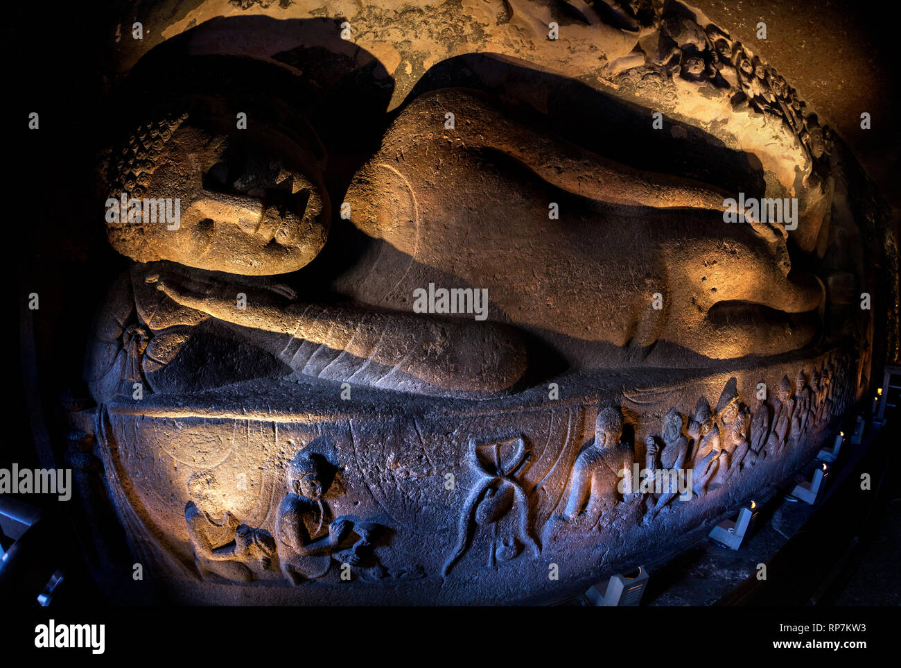 Geschnitzte Statuen des alten Festlegung der Buddha im großen Saal mit Säulen in Ellora Höhle in der Nähe von Aurangabad, Maharashtra, Indien Stockfoto