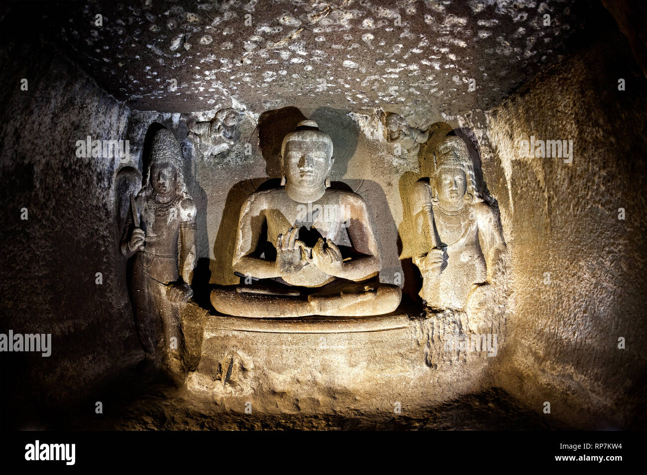 Geschnitzte Statuen des alten Festlegung der Buddha im großen Saal mit Säulen in Ellora Höhle in der Nähe von Aurangabad, Maharashtra, Indien Stockfoto