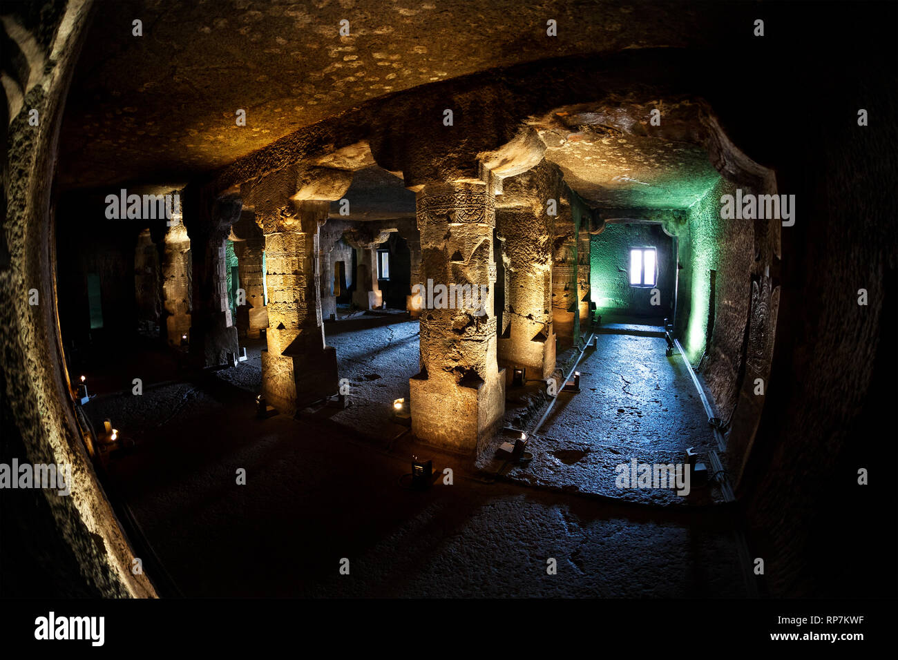 Geschnitzte Spalte des alten unterirdischen Höhle in Ellora Höhle in der Nähe von Aurangabad, Maharashtra, Indien Stockfoto