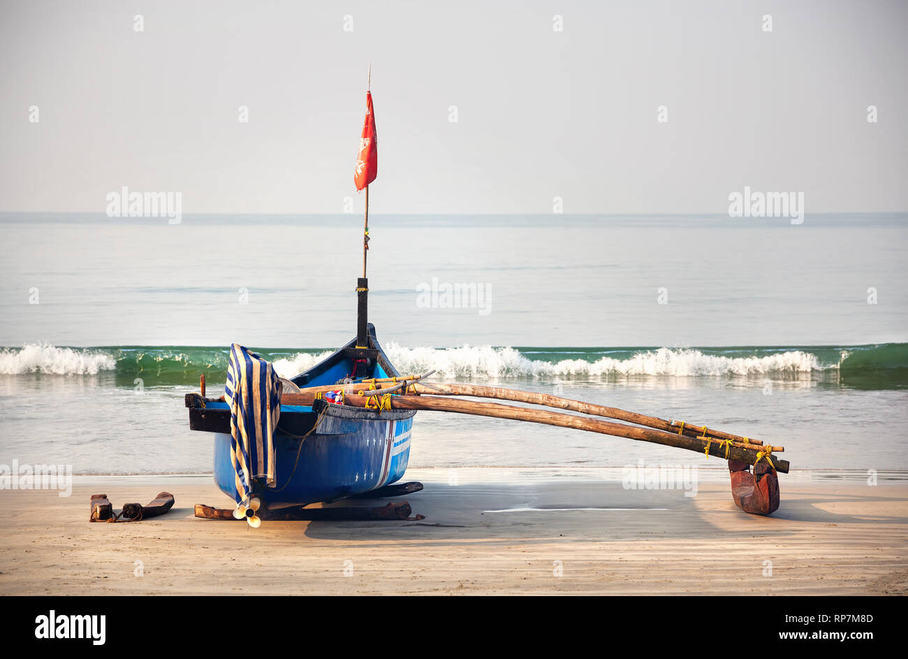 Fischer Boot am tropischen Strand von Palolem Beach in Goa, Indien Stockfoto
