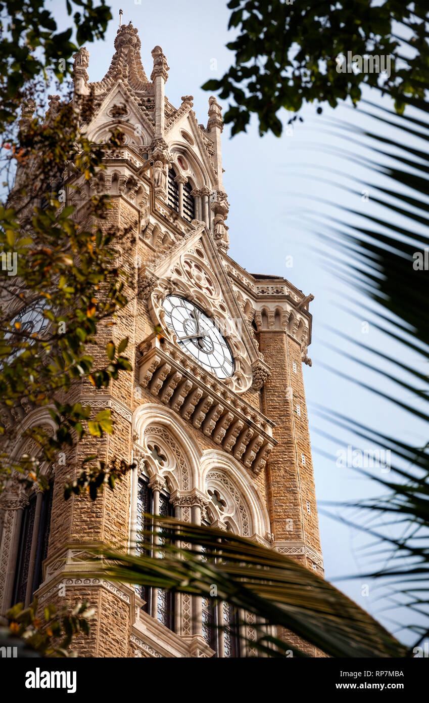 Rajabai Uhrenturm am blauen bewölkten Himmel Hintergrund in Mumbai, Indien Stockfoto