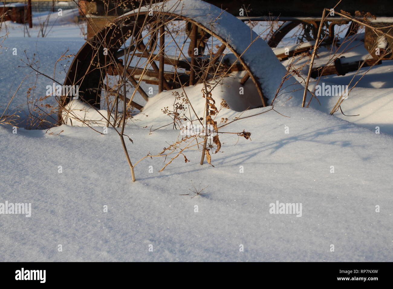 Eisen alten verrosteten Rad Warenkorb im Schnee Warenkorb klemmt Stockfoto