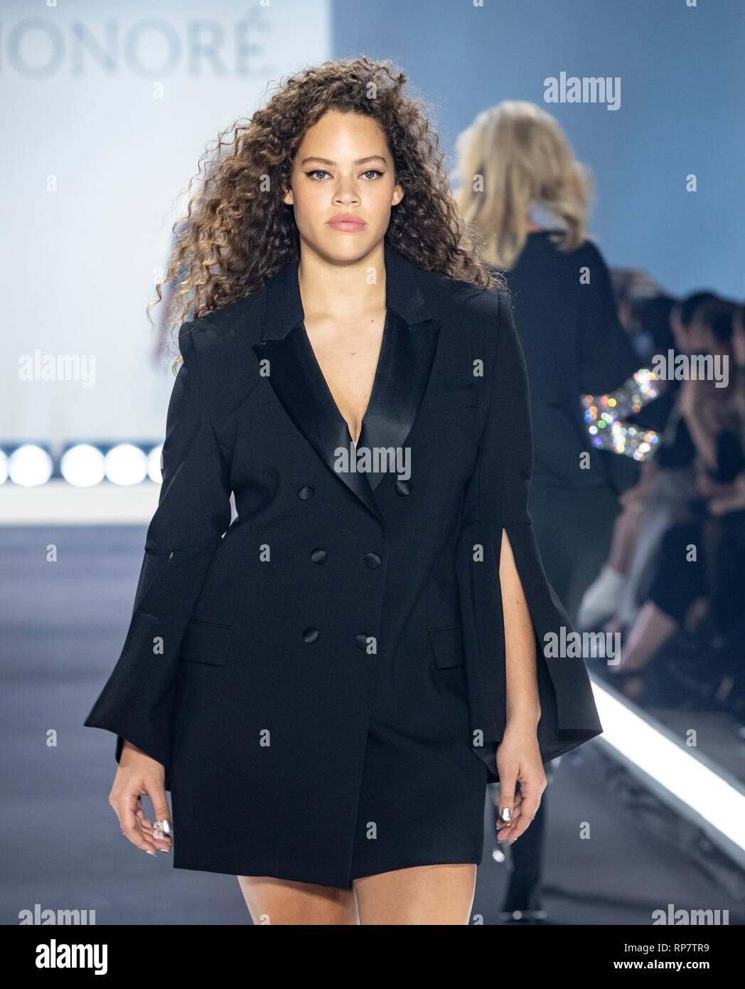 New York, NY - Februar 7, 2019: Modell tragen Kleid von prabal Gurung Spaziergänge Landebahn für 11 Honore Fashion Show im Herbst/Winter New York Fashion Week am Frühling Studios Stockfoto