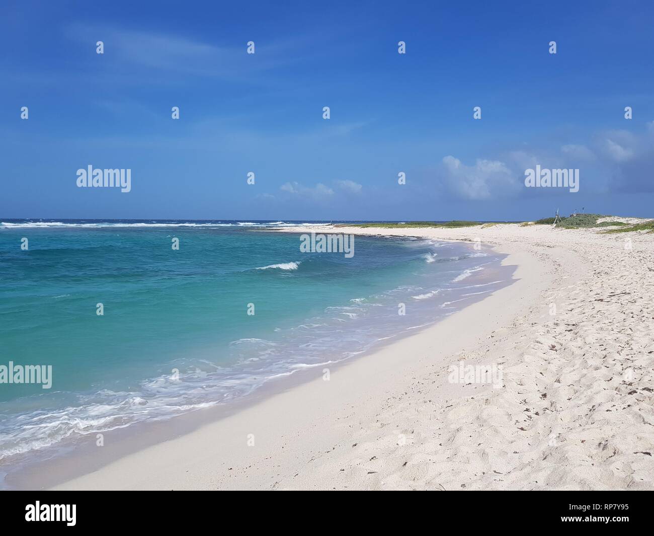 Romantische Strand mit weißem feinen Sand in Aruba. Stockfoto