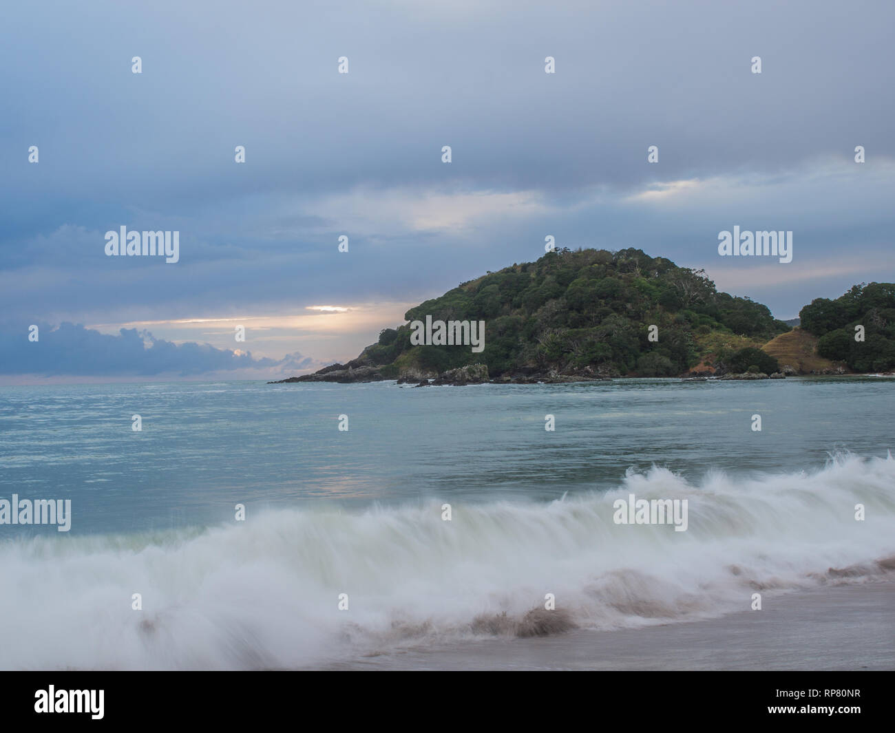 Welle brechen auf der Pacific Ocean Beach, Matai Bay, Northland, Neuseeland Stockfoto