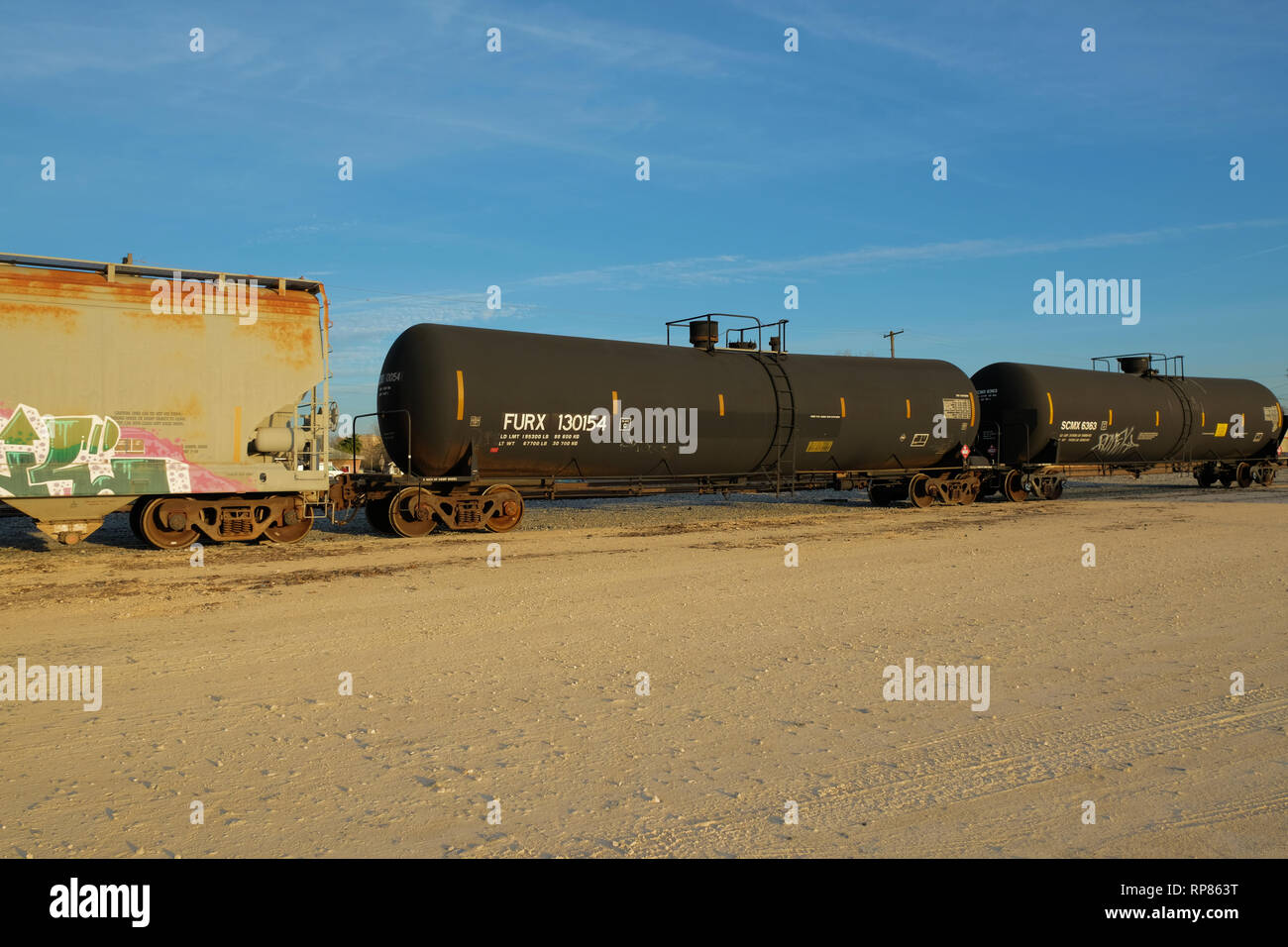 Zug Tankschiffe für den Transport von brennbaren Flüssigkeiten der Klasse 3 mit der Eisenbahn; Schienenverkehr für Chemikalien; Bryan, Texas, USA. Stockfoto