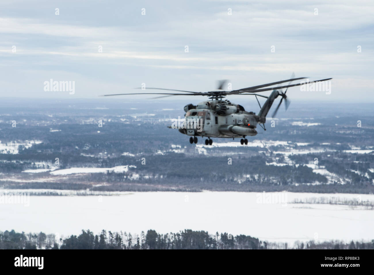 Ein U.S. Marine Corps CH-53E Super Stallion fliegt über Brunswick, Maine, Feb 15, 2019. Marine schweren Helikopter Squadron (HMH) 464 ist die Teilnahme an einem kalten Wetter Training. HMH-464 bleibt bereit in kaltem Wetter und andere strenge Umgebungen zu betreiben, wenn die Notwendigkeit entsteht. Das Flugzeug ist zu HMH-464 zugewiesen, Marine Flugzeuge Gruppe 29, 2. Marine Flugzeugflügel. (U.S. Marine Corps Foto von Cpl. Jered T. Stein) Stockfoto