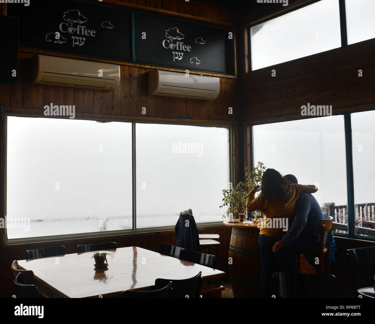 Einen romantischen Moment an einem winterlichen Tag im Coffee Anan Café oben auf dem Berg Bental in den Golanhöhen. Stockfoto