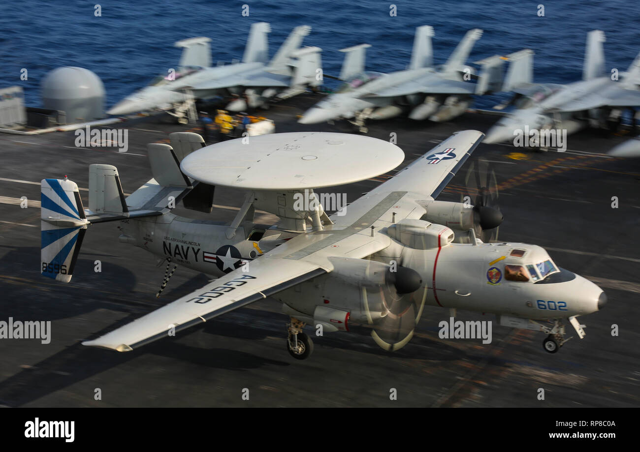 190218-N-GD 018-1071 ATLANTIK (Feb. 18, 2019) Eine E-2D Hawkeye aus dem 'Bluetails" der Fluggesellschaft Airborne Early Warning Squadron (VAW) 121 führt eine verhaftet Landung auf dem Flugdeck der Nimitz-Klasse Flugzeugträger USS Abraham Lincoln (CVN 72). Abraham Lincoln ist im Gange, die zusammengesetzte Einheit Training übung (COMPTUEX) mit Carrier Strike Group (CSG) 12. Die Komponenten der CSG 12 verkörpern eine team-von-teams Konzept, die moderne Oberfläche, Luft und Systeme zu erstellen und die operativen Fähigkeiten unterstützen. Dies ermöglicht Ihnen und globale Operationen vorzubereiten, haben ef Stockfoto