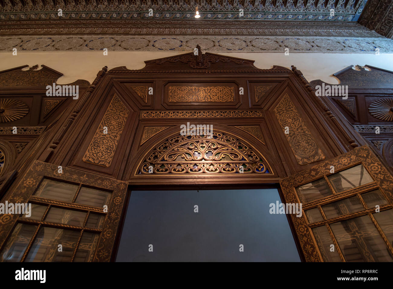 Im Innenraum von Marrakesch Museum im Dar Menebhi Palace. Decke aus Holz. Musée de Marrakech Innenhof in Marokko Stockfoto