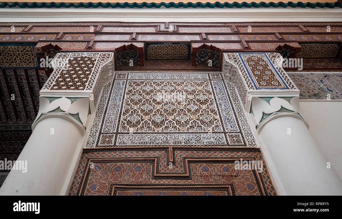 Im Innenraum von Marrakesch Museum im Dar Menebhi Palace. Decke aus Holz. Musée de Marrakech Innenhof in Marokko Stockfoto