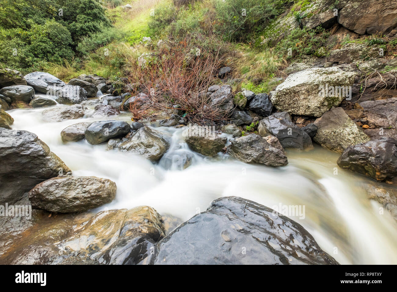 Sa'ar Wasserfall, kleinen Wasserfall an der Bergstraße, nördlichen Israel Stockfoto