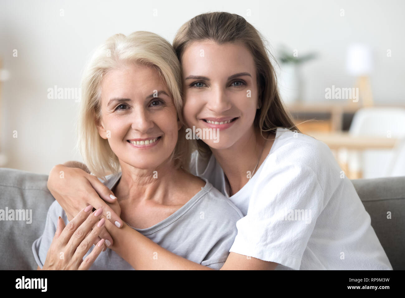 Kopf geschossen Portrait von lächelnden alten Mutter und Tochter Stockfoto