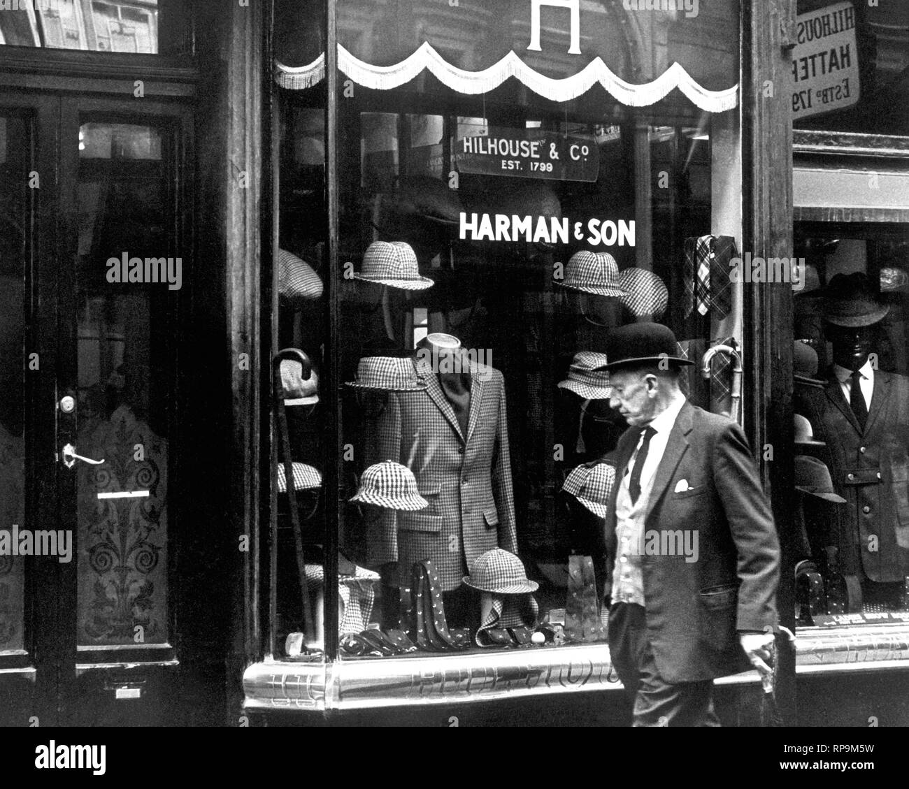 Europa, England, London, das Fenster eines Hutmacher im West End, 1970 Stockfoto