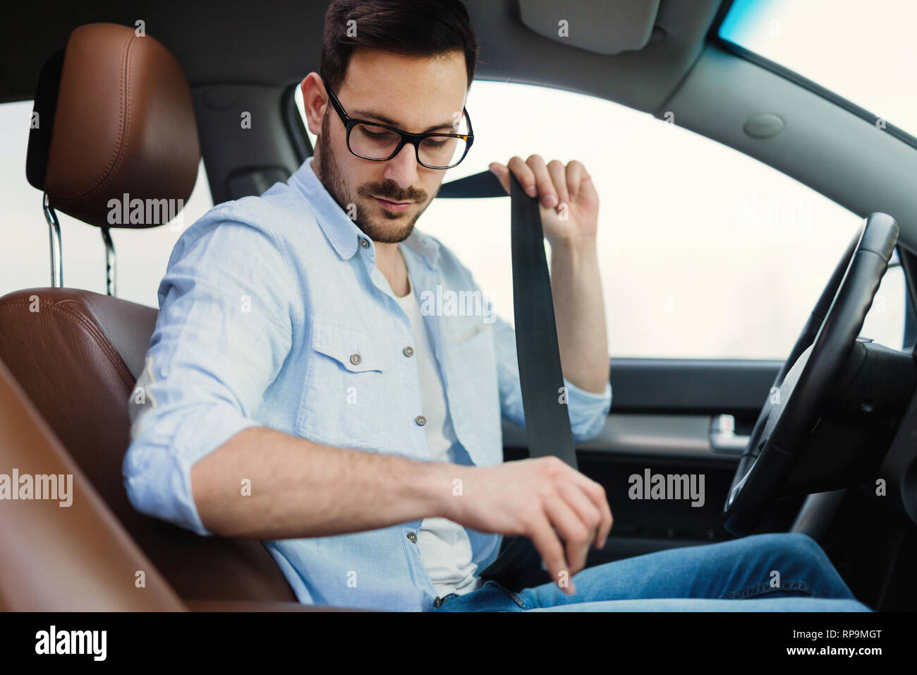 Befestigung der Fahrer seinen Sicherheitsgurt im Auto. Stockfoto