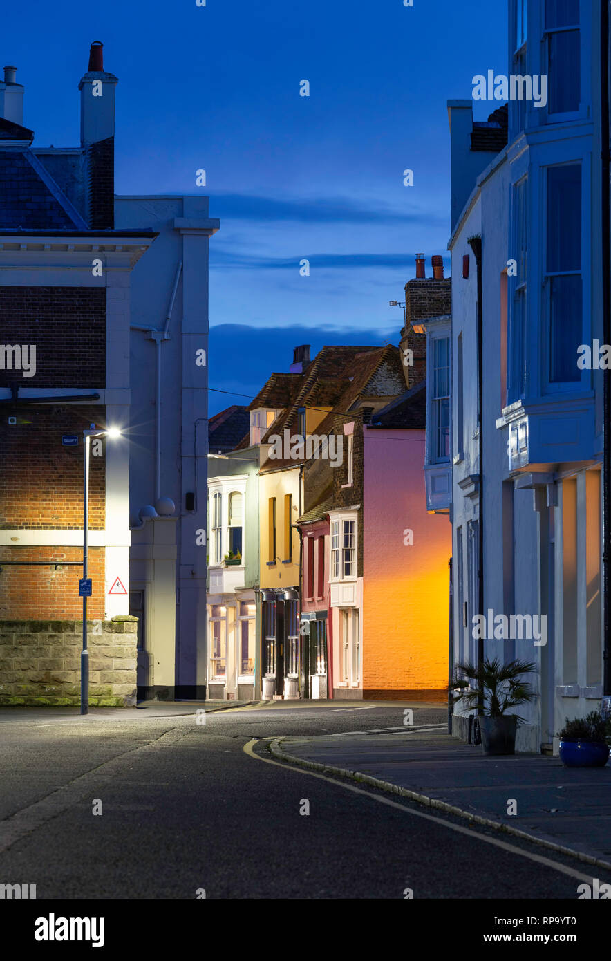 Die bunten Gebäude entlang der Beach Street, Deal, Kent, Großbritannien während einer Februar Blaue Stunde kurz nach Sonnenuntergang. Stockfoto