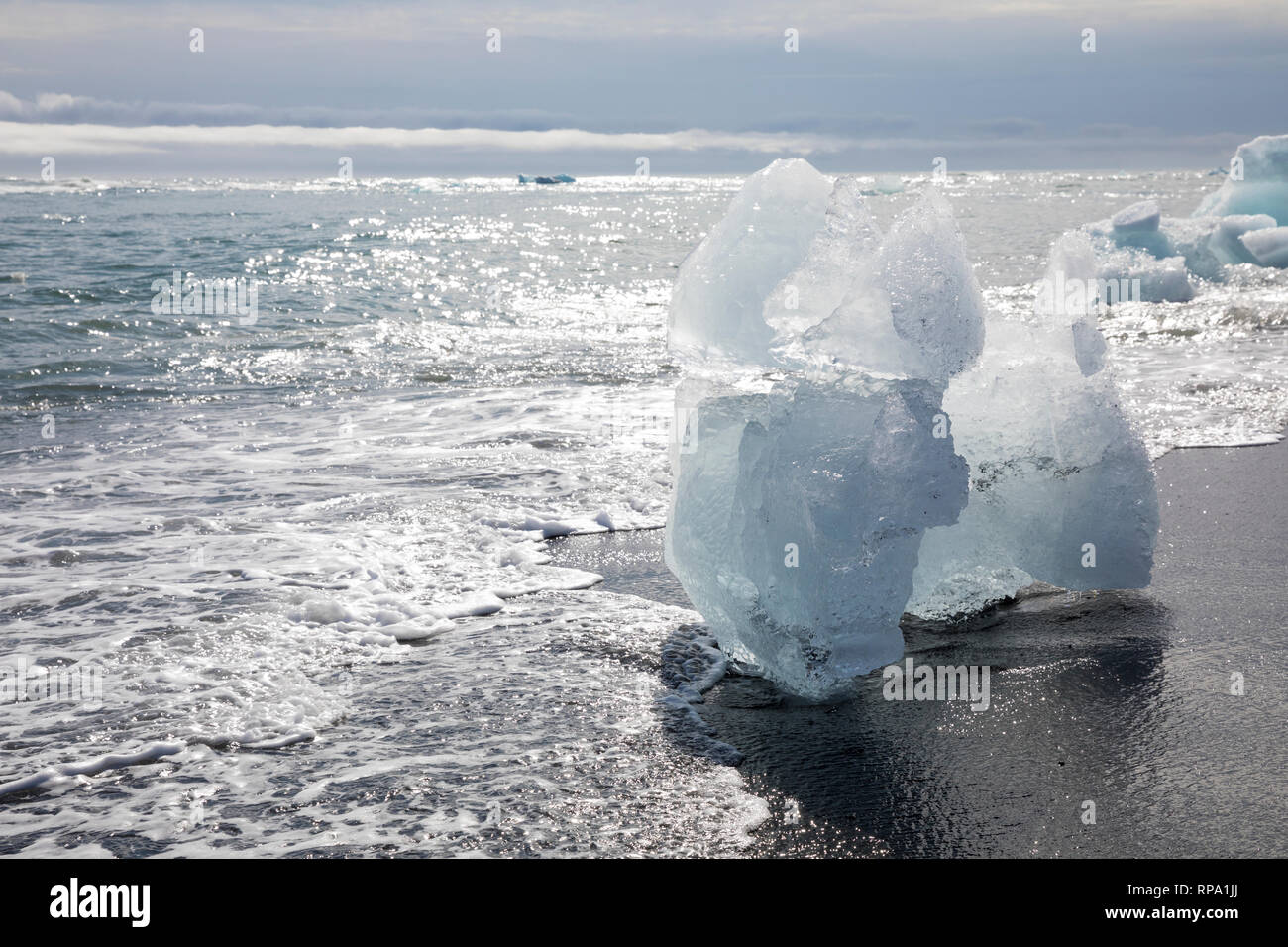 Eisbrocken im Meerwasser am Strand der Gletscherlagune Jökulsárlón, Jökulsarlon, Jokulsarlon, Diamandstrand, Eislagune, Lagune, mit Eis, Gletscher Stockfoto