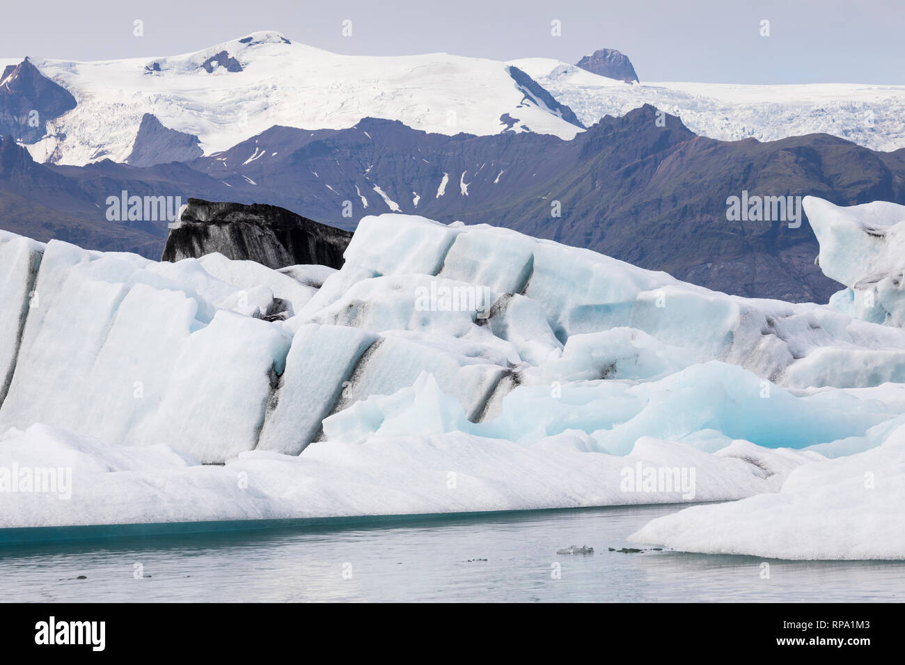 Gletscherlagune Jökulsárlón, Jökulsarlon, Jokulsarlon, Eislagune, Lagune, mit Eis, Eisschollen, Gletschereis, Gletscher, Gletschersee, Gletscherflussl Stockfoto