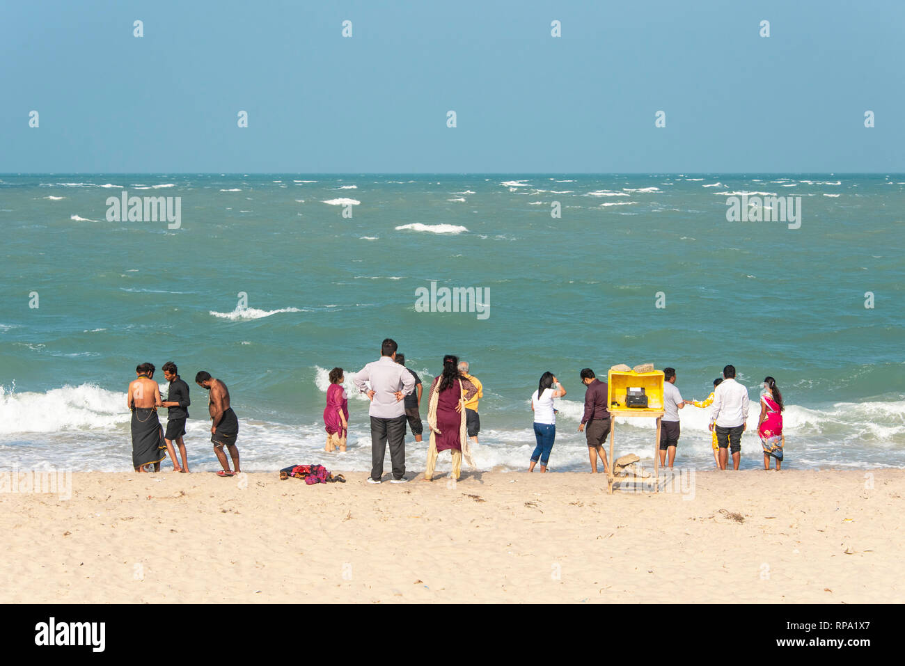 Touristen und Einheimische am Strand Dhanushkodi Punkt auf Pamban Insel genießen Sie die Aussicht auf einen sonnigen Tag mit blauen Himmel. Stockfoto