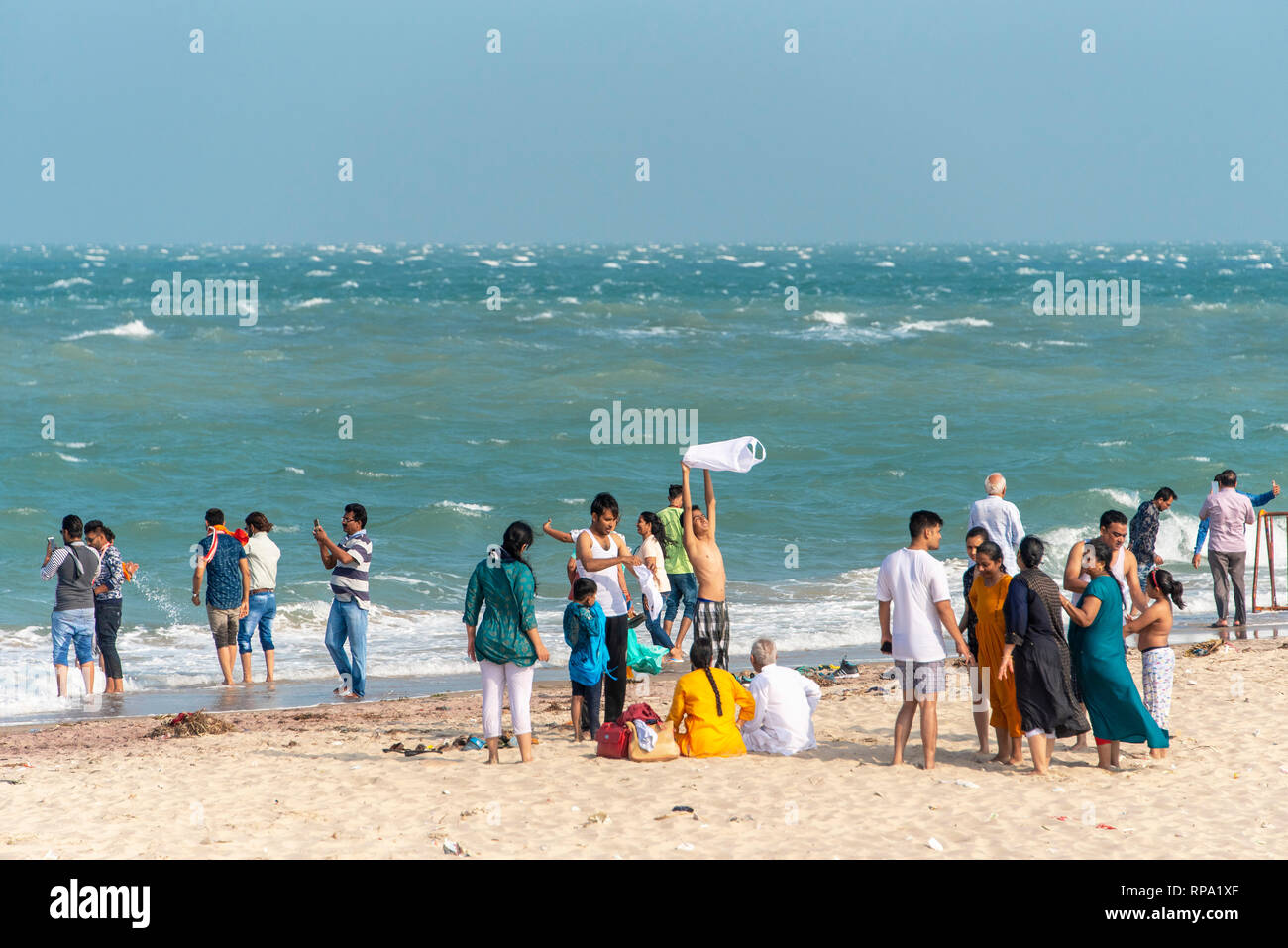 Touristen und Einheimische am Strand Dhanushkodi Punkt auf Pamban Insel genießen Sie die Aussicht auf einen sonnigen Tag mit blauen Himmel. Stockfoto