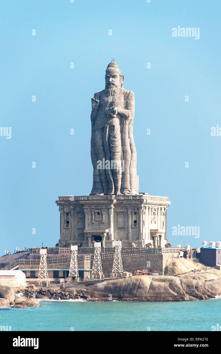 Eine komprimierte perspektivische Ansicht des Thiruvalluvar Statue in der Nähe von Kanyakumari in Indien an einem sonnigen Tag mit blauen Himmel. Stockfoto