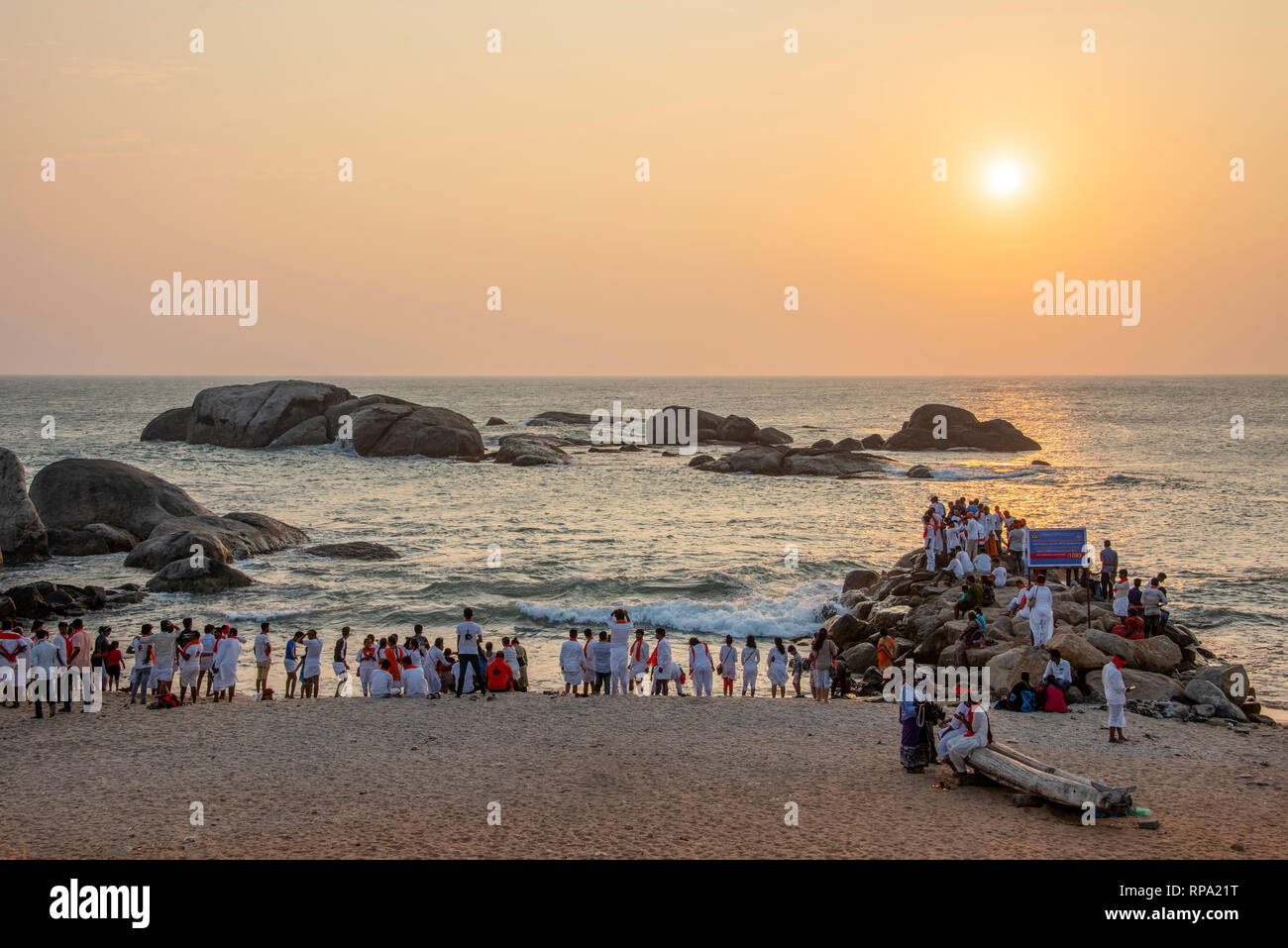 HDR-Bild von Massen von lokalen indischen Menschen auf den Strand bei Sonnenuntergang zu gehen, die Sonne zu beobachten, wie weiter unten am Strand bei Sonnenuntergang Blick Punkt in Kanyakumari. Stockfoto