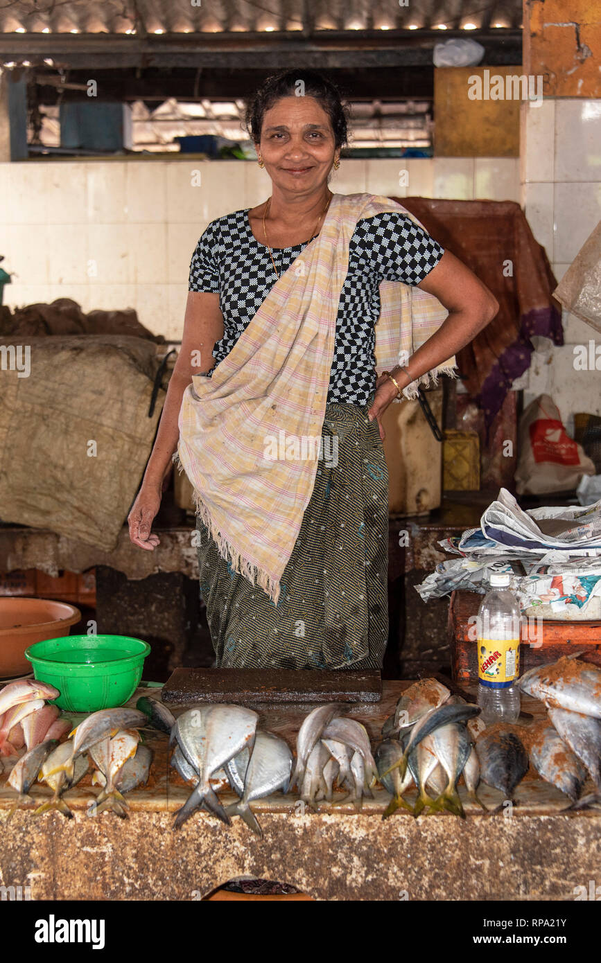 Eine lokale indische Frau verkaufen Fische lächelnd und für die Kamera auf das berühmte Connemara Markt oder Palayam Markt in Trivandrum, Indien posieren. Stockfoto