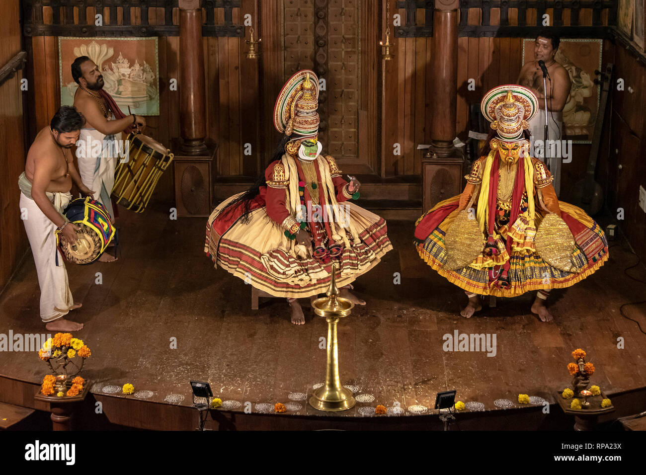 Kathakali ist eine der wichtigsten Formen der klassischen indischen Tanz. Es ist eine "Story" Genres der Kunst, aber eine durch die kunstvoll bunten m Unterschieden Stockfoto