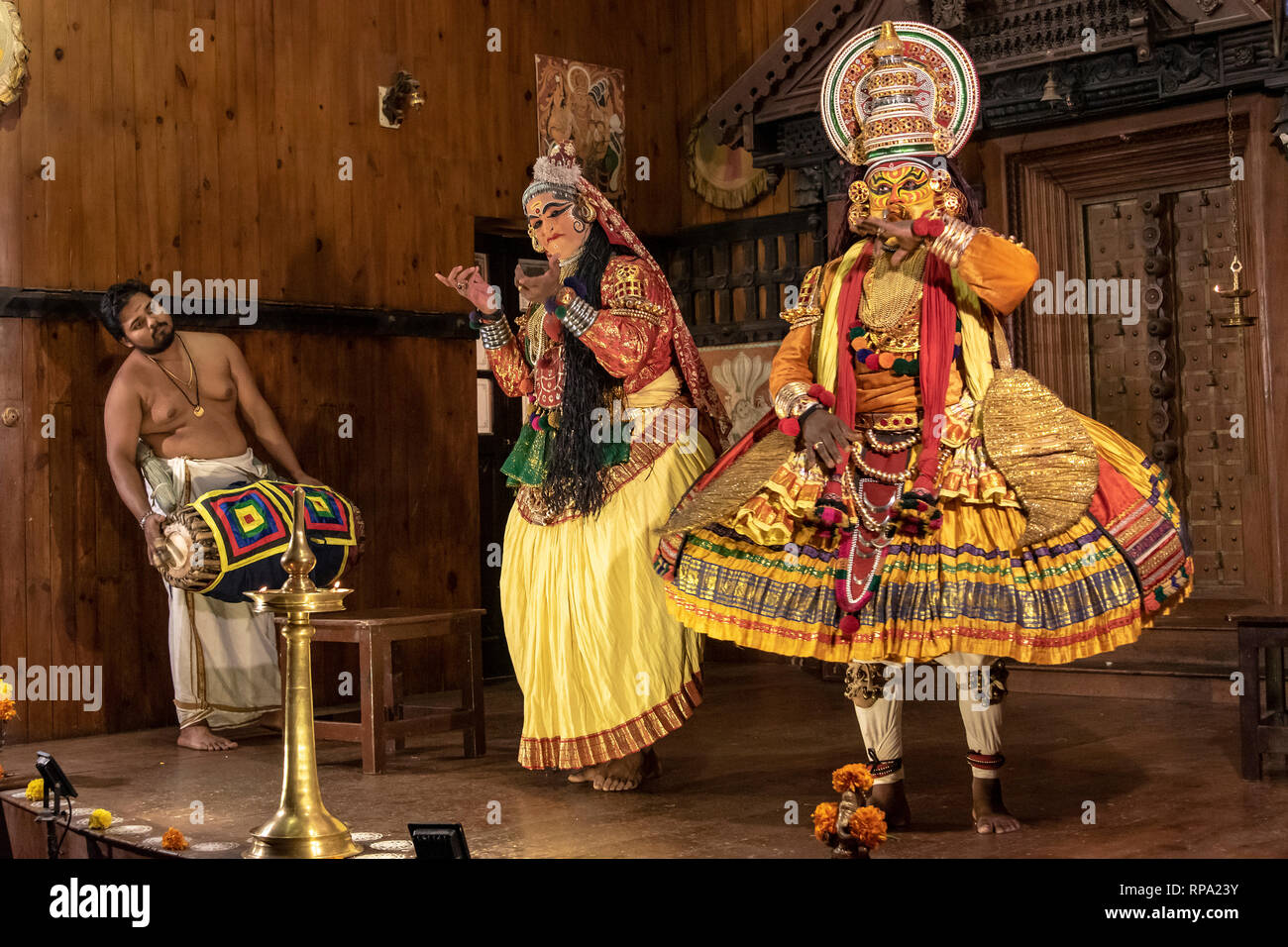 Kathakali ist eine der wichtigsten Formen der klassischen indischen Tanz. Es ist eine "Story" Genres der Kunst, aber eine durch die kunstvoll bunten m Unterschieden Stockfoto