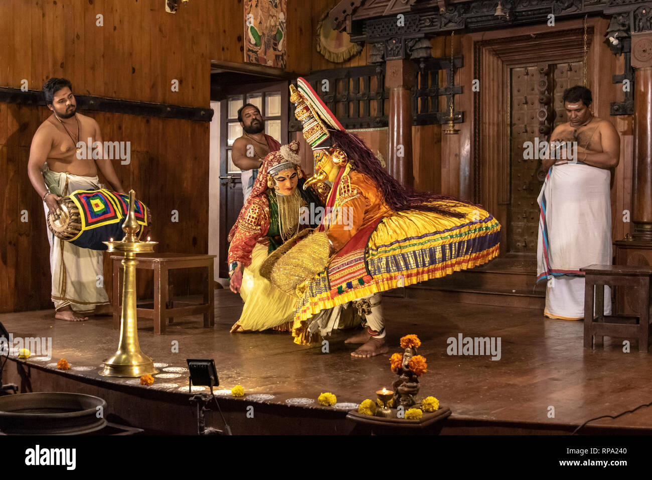 Kathakali ist eine der wichtigsten Formen der klassischen indischen Tanz. Es ist eine "Story" Genres der Kunst, aber eine durch die kunstvoll bunten m Unterschieden Stockfoto