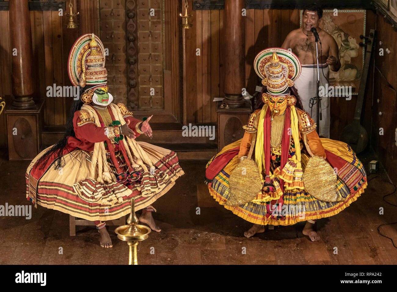 Kathakali ist eine der wichtigsten Formen der klassischen indischen Tanz. Es ist eine "Story" Genres der Kunst, aber eine durch die kunstvoll bunten m Unterschieden Stockfoto