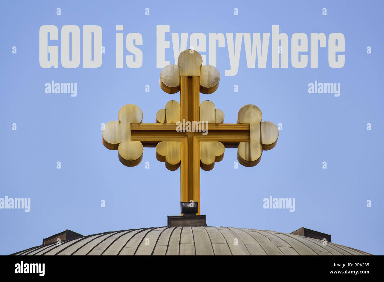 Großen goldenen Kreuz auf dem Dach einer Kirche und Text Gott ist Überall Stockfoto