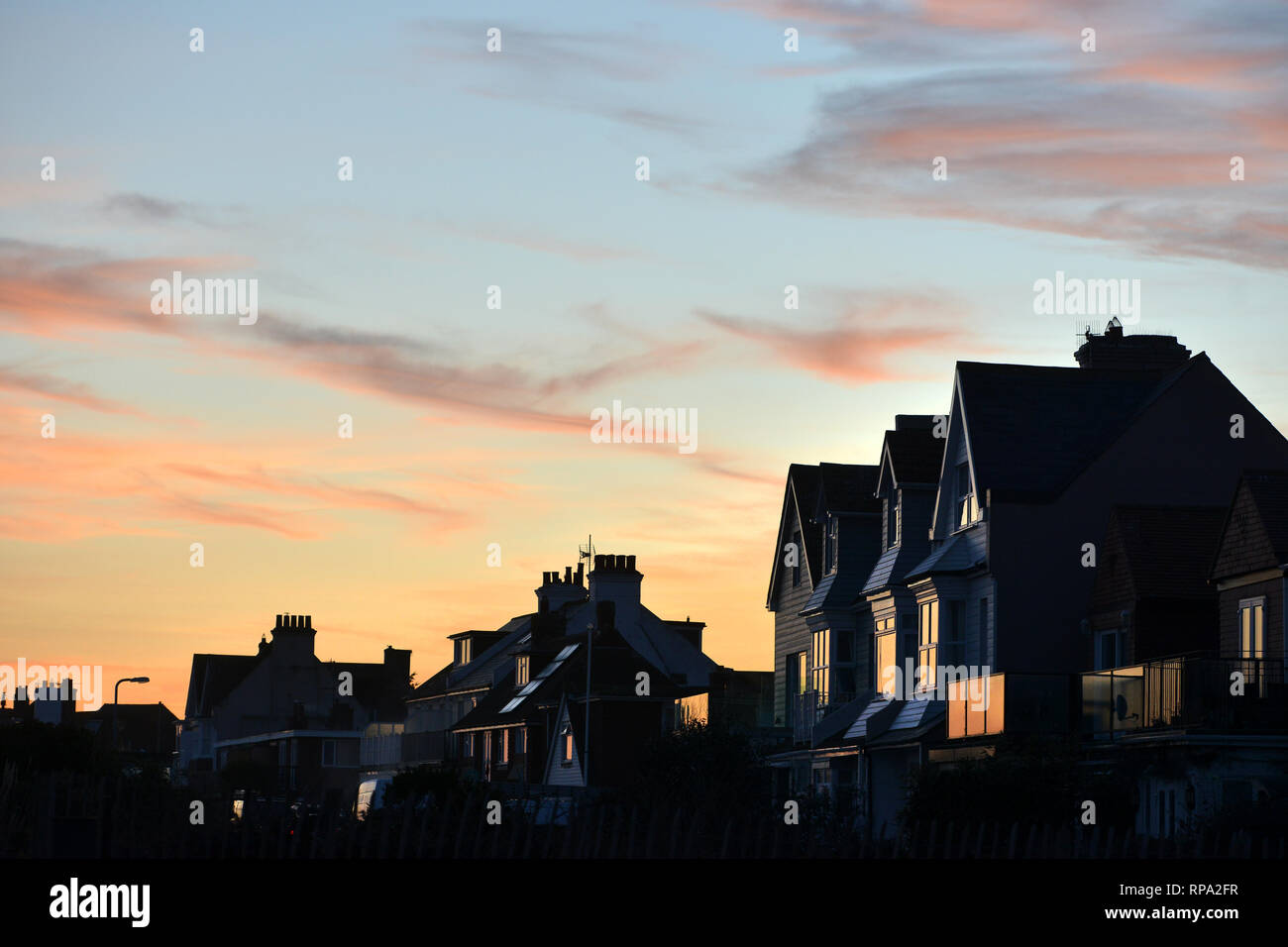 UK Häuser bei Sonnenuntergang mit Text. Stockfoto
