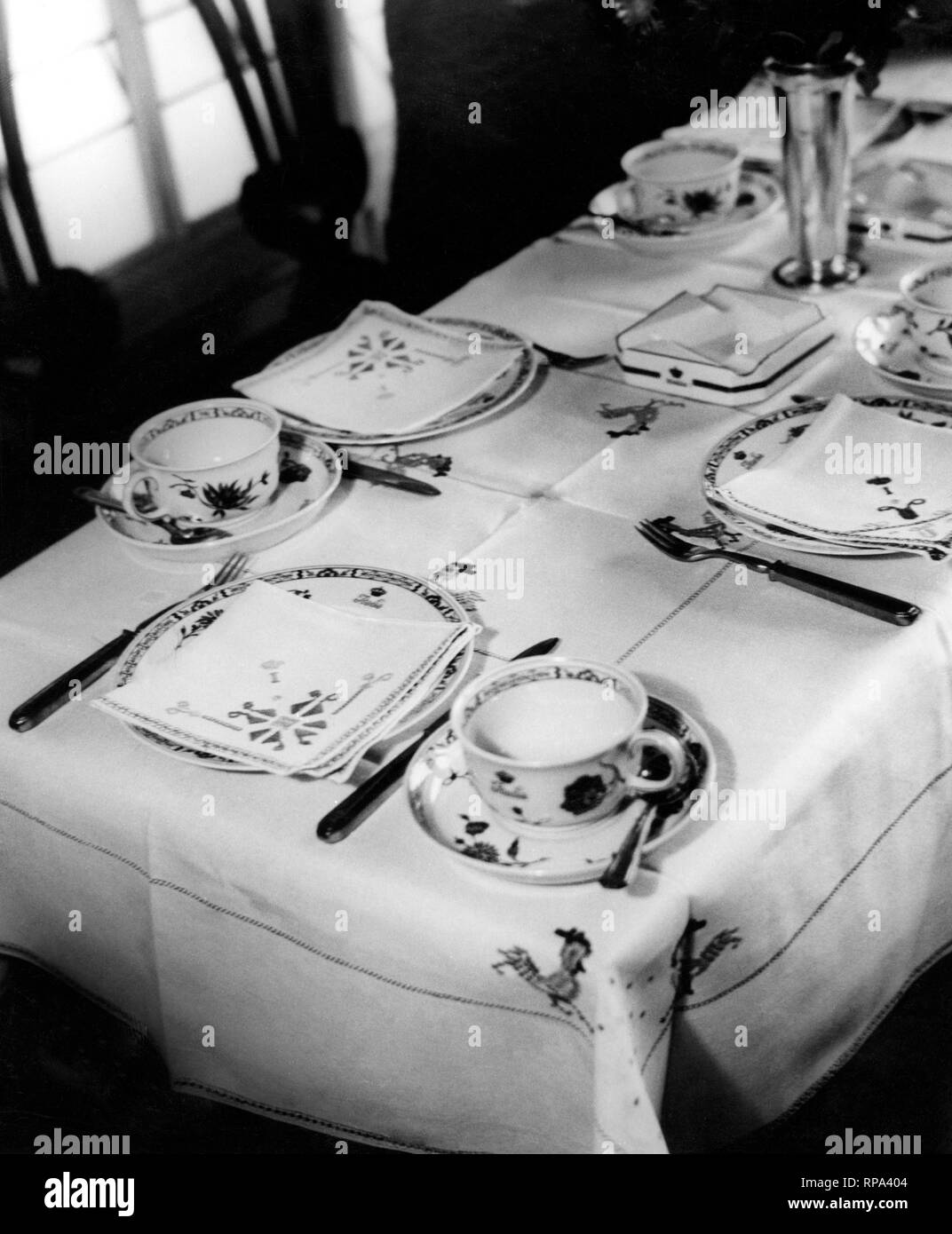 Gedeckter Tisch auf dem Rex Kreuzfahrtschiff, 1957 Stockfoto