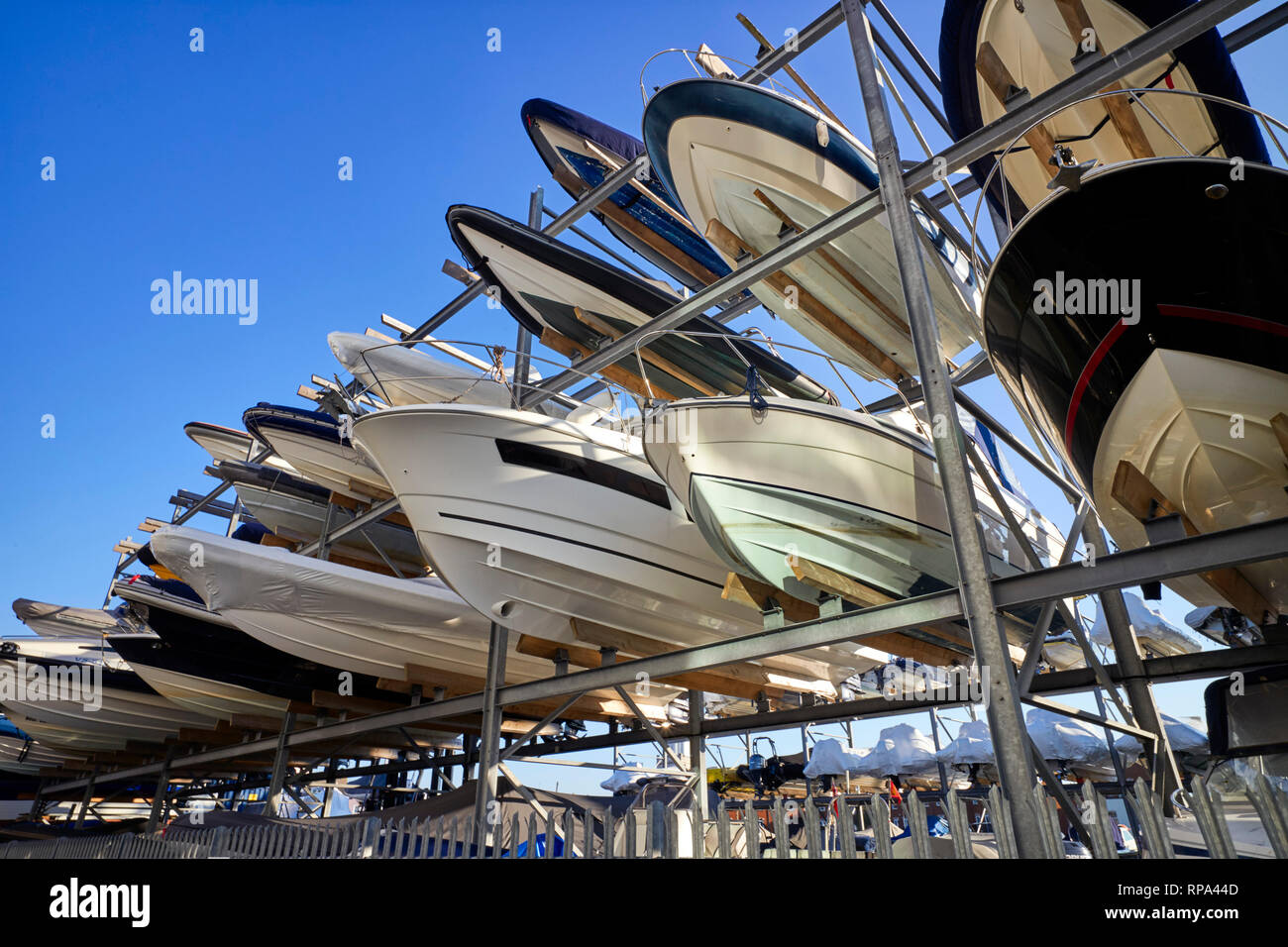 Sportboote auf eine vertikale Rack System bei Sturz Dock in Portsmouth geparkt Stockfoto