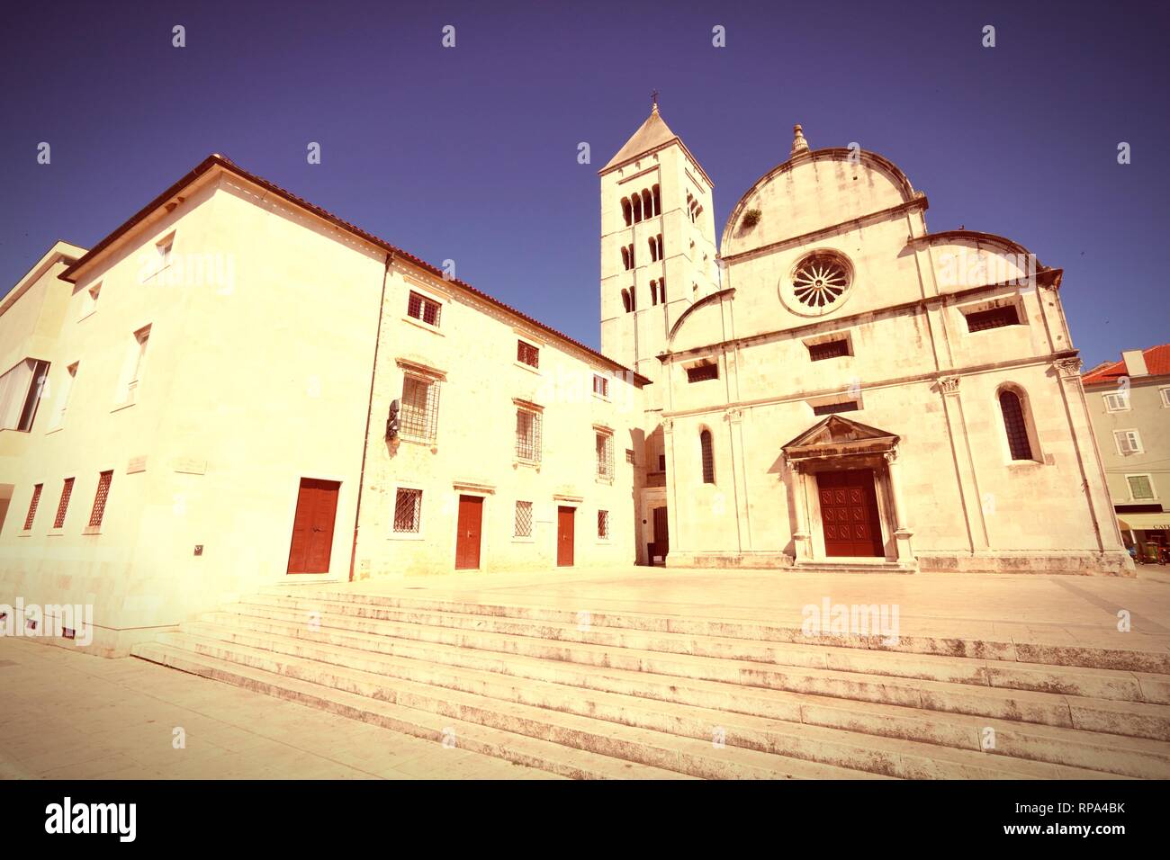 Kroatien - Zadar in Dalmatien. Stadtbild mit St. Maria Kirche. Kreuz verarbeitet Farbton - retro style Foto. Stockfoto
