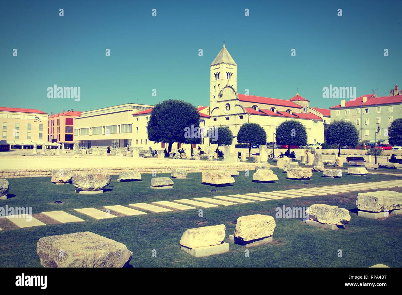 Kroatien - Zadar in Dalmatien. Stadtbild mit römischen Ruinen und St. Maria Kirche. Kreuz verarbeitet Farbton - retro style Foto. Stockfoto
