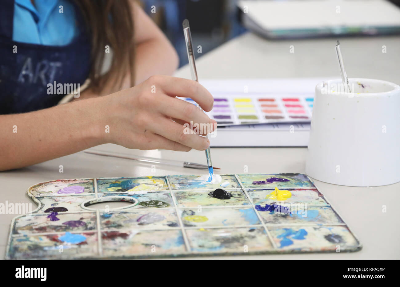 Studierende, die in ihrer visuellen Kunst Prozess Tagebücher erkunden Experimentieren mit Farbe Theorie. Malerei in Arbeitsmappen. Creative Arts Education anhand von quantitativen Simulatio Stockfoto