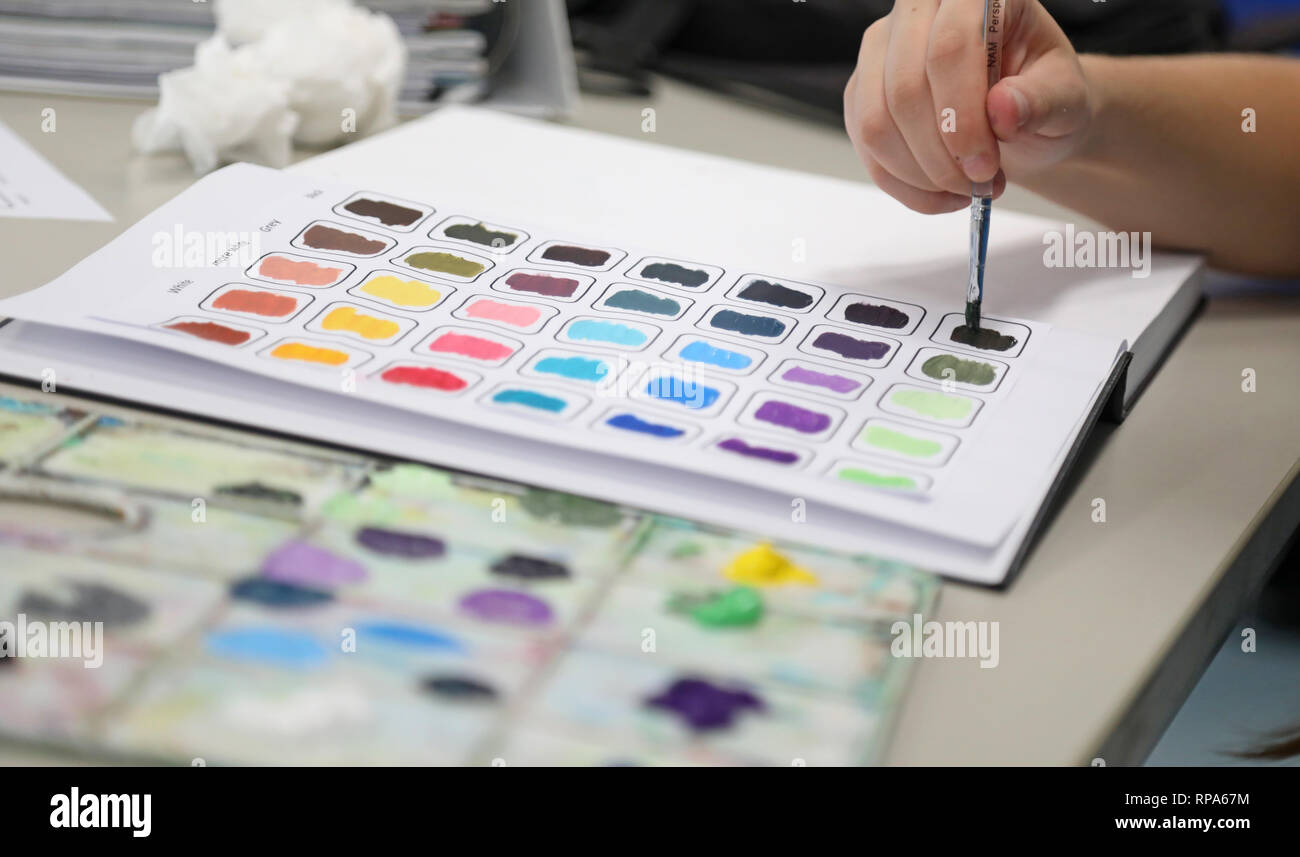 Studierende, die in ihrer visuellen Kunst Prozess Tagebücher erkunden Experimentieren mit Farbe Theorie auf einer Seite. Malerei in Arbeitsmappen. Kreative Künste educat Stockfoto