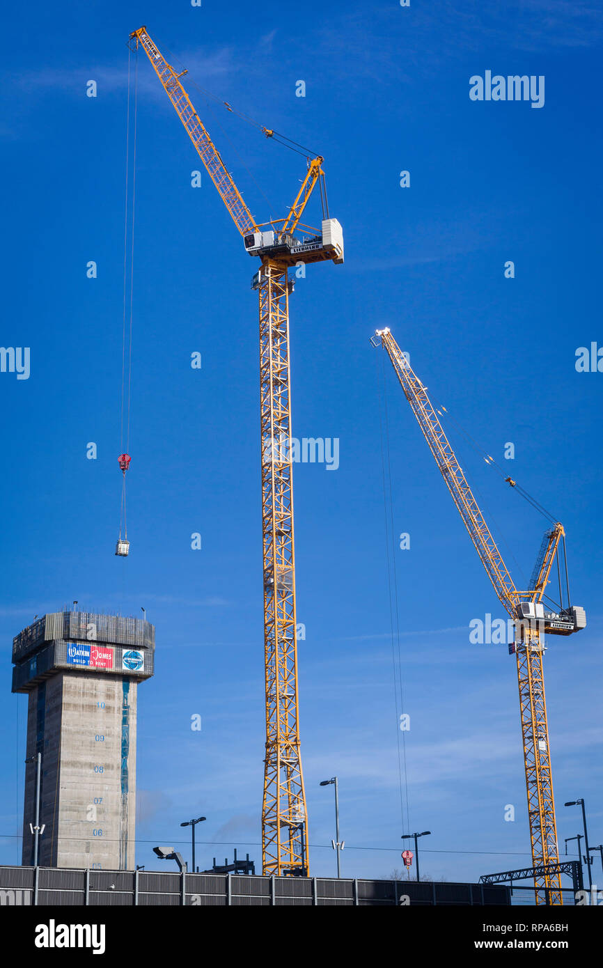 Bau Turmdrehkrane auf dem neuen Viertel Thames Entwicklung der Eisenbahnen in Reading, Berkshire, die das höchste Wohnhaus Entwicklung werden. Stockfoto