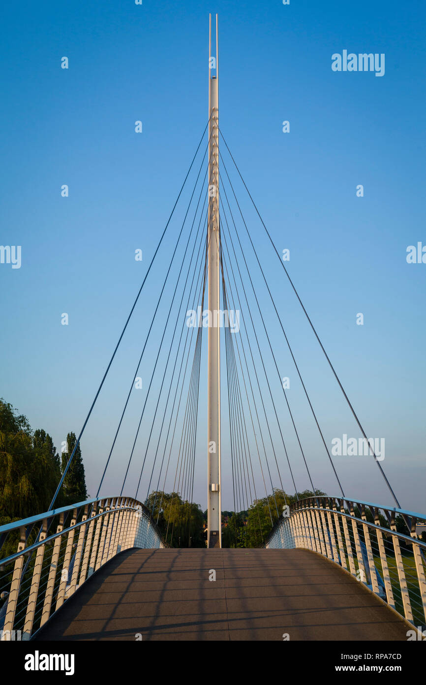 Christchurch Fußgänger- und Zyklus Schrägseilbrücke über die Themse zu lesen. Stockfoto