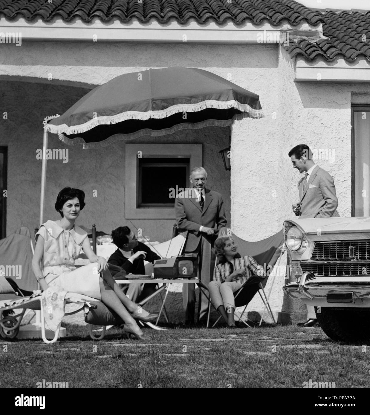 Familie im Garten, Fiat 1800, 1959 Stockfoto