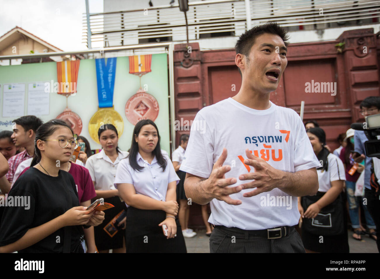 Zukunft Parteichef Thanathorn Juangroongruangkit Sprechend während eines Studenten treffen vor der Suan Sunandha Rajabhat Dusit University in Bangkok zu Medien gesehen. Thailändische Polizei sagt, dass Sie die Verfolgung der Zukunft Parteichef Thanathorn Juangroongruangkit waren, nachdem er angeblich ein Facebook Rede im letzten Juni gebucht, kritisieren die Militärjunta, etwa einen Monat vor der langen - verzögerte 2019 Thai allgemeinen Wahl. Stockfoto