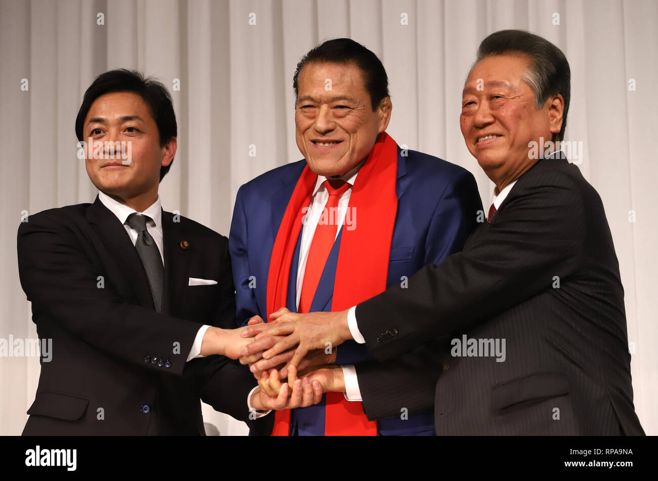 Februar 21, 2019, Tokio, Japan - ehemaliger professioneller Wrestler und Japanische Mitglied des Hauses der Ratsmitglieder Antonio Inoki (C) schüttelt Hände mit oppositionellen Parteiführer Yuichiro Tamaki (L) von der Demokratischen Partei für die Menschen und Ichiro Ozawa der Liberalen Partei (R) als Inoki wird die Parlamentarische Gruppe von Tamaki und Ozawa auf einer Pressekonferenz in Tokio am Donnerstag, dem 21. Februar, 2019. (Foto von Yoshio Tsunoda/LBA) Stockfoto