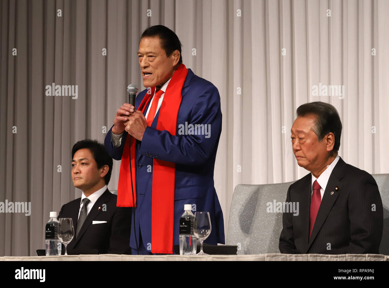 Februar 21, 2019, Tokio, Japan - ehemaliger professioneller Wrestler und Japanische Mitglied des Hauses der Ratsmitglieder Antonio Inoki (C) verkündet er die parlamentarische Gruppe von yuichiro Tamaki's (L) Demokratische Partei für die Menschen und Ichiro Ozawa (R) Liberale Partei auf einer Pressekonferenz in Tokio am Donnerstag, dem 21. Februar, 2019. (Foto von Yoshio Tsunoda/LBA) Stockfoto