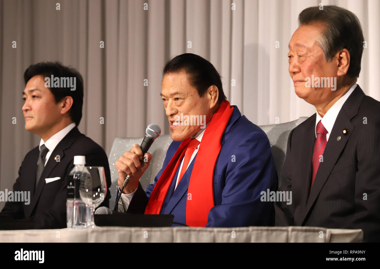 Februar 21, 2019, Tokio, Japan - ehemaliger professioneller Wrestler und Japanische Mitglied des Hauses der Ratsmitglieder Antonio Inoki (C) verkündet er die parlamentarische Gruppe von yuichiro Tamaki's (L) Demokratische Partei für die Menschen und Ichiro Ozawa (R) Liberale Partei auf einer Pressekonferenz in Tokio am Donnerstag, dem 21. Februar, 2019. (Foto von Yoshio Tsunoda/LBA) Stockfoto